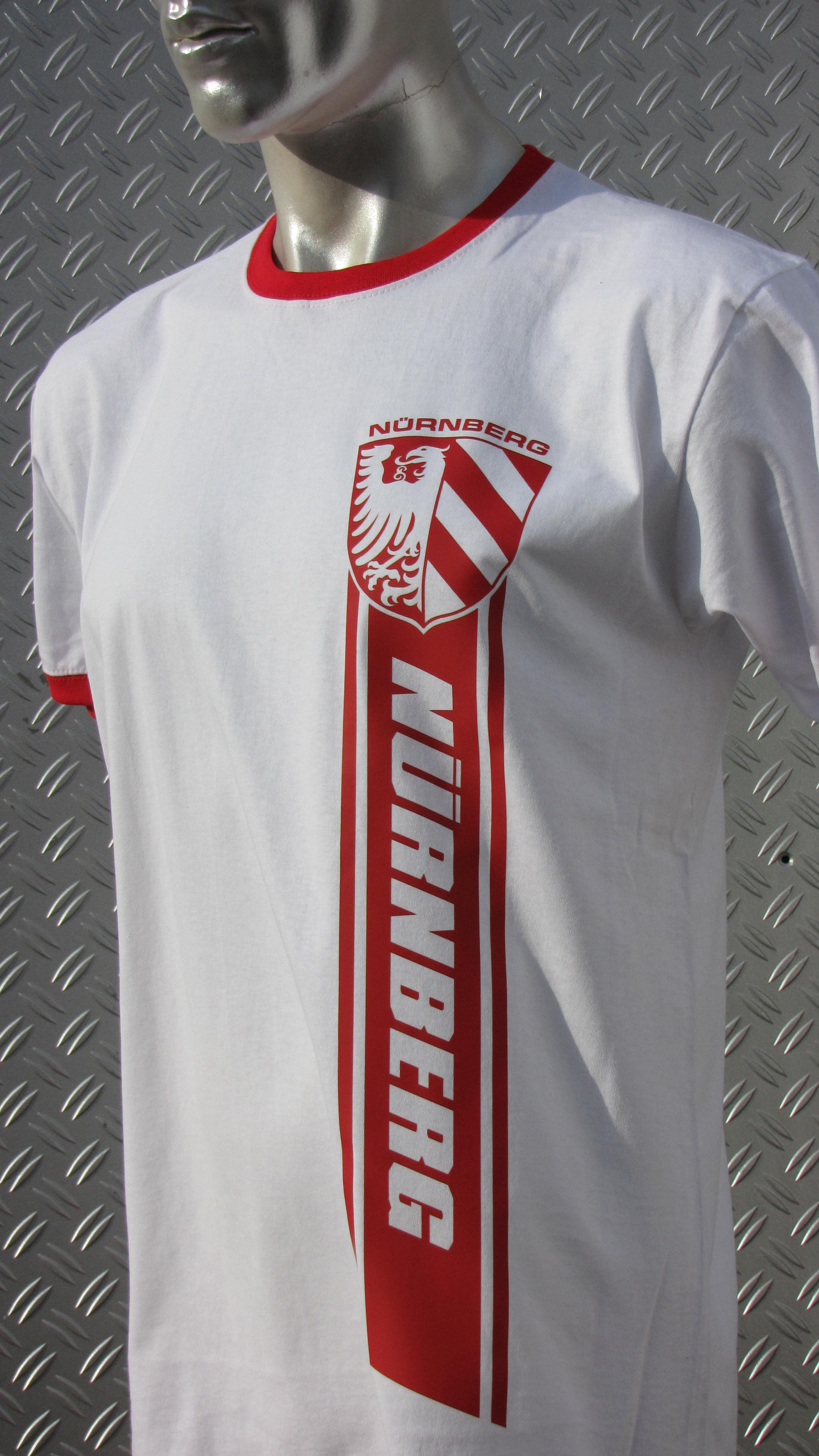 T-Shirt einseitig bedruckt  roter Streifen    weiß-rotes Shirt